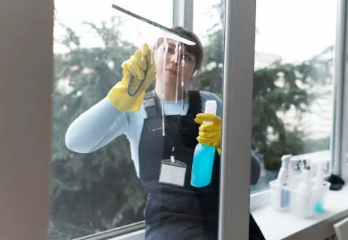 Nettoyage de vitres intérieures et extérieures à Claviers